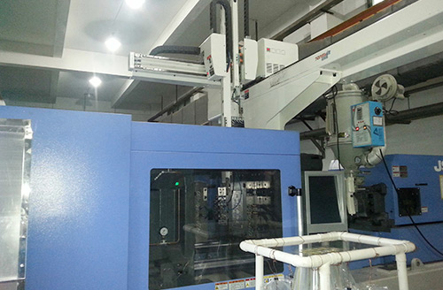 Automatic injection molding with Robot Automatic injection molding with Robot